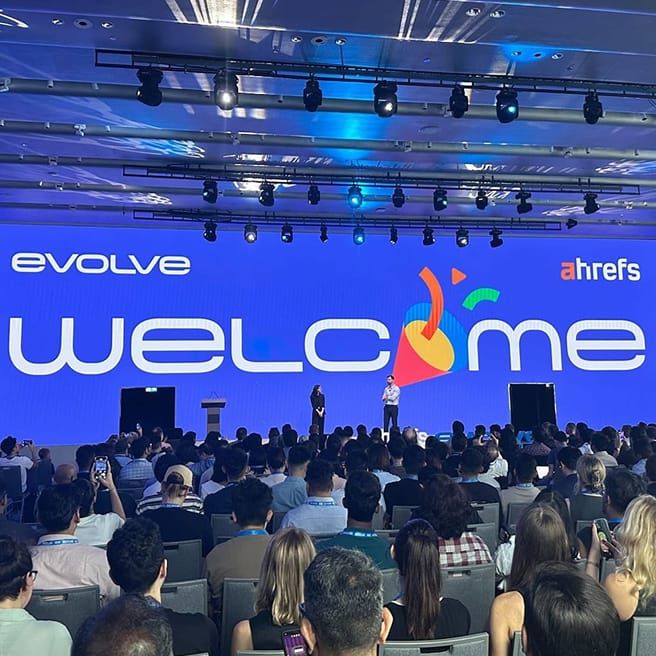 Ahrefs Evolve açılış: sahne ve ekranda evolve karşılama